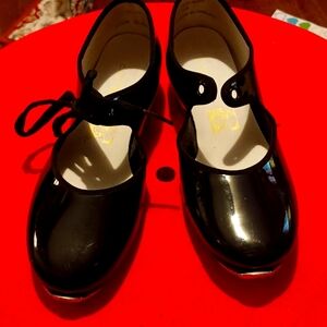 Tapdance shoes girls 1 med and size 12 medbeen worn once.Art zone black color